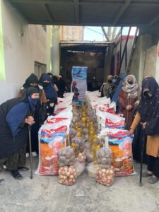 Verteilung von Lebensmitteln und Winterhilfe für Bedürftige